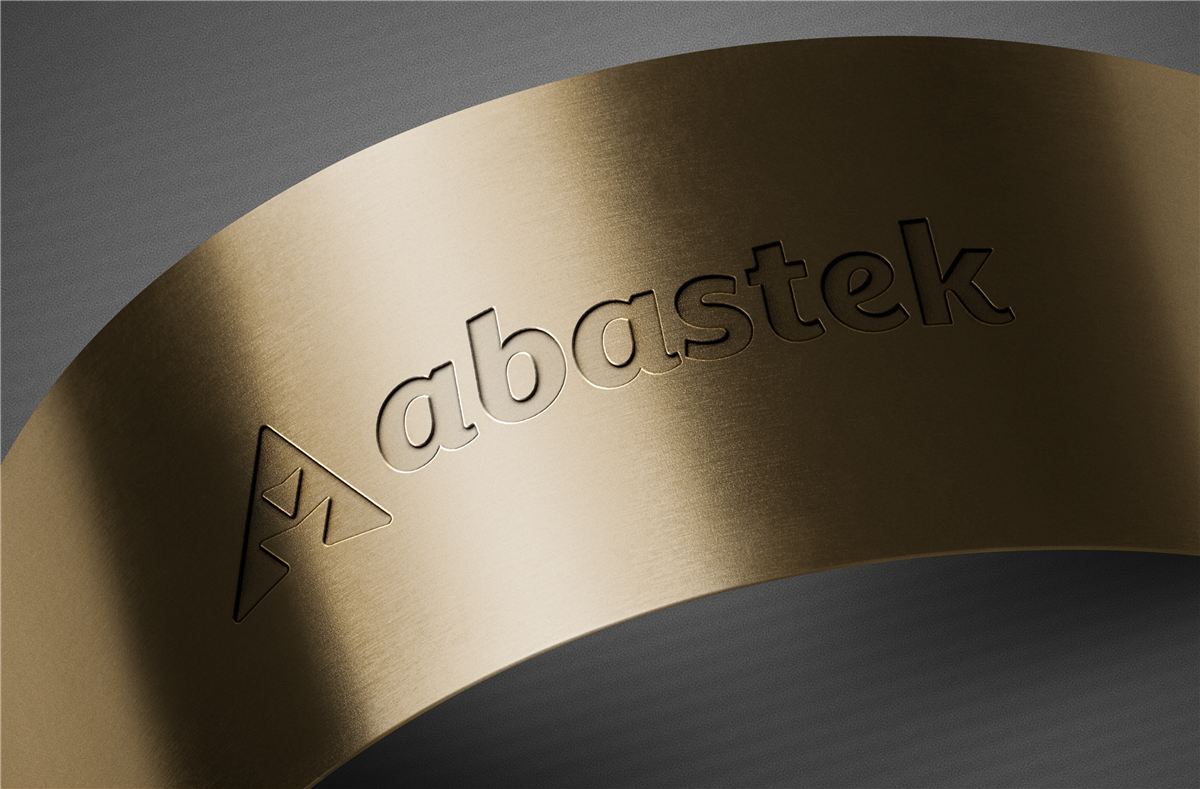 Logotipo Abastek en metal